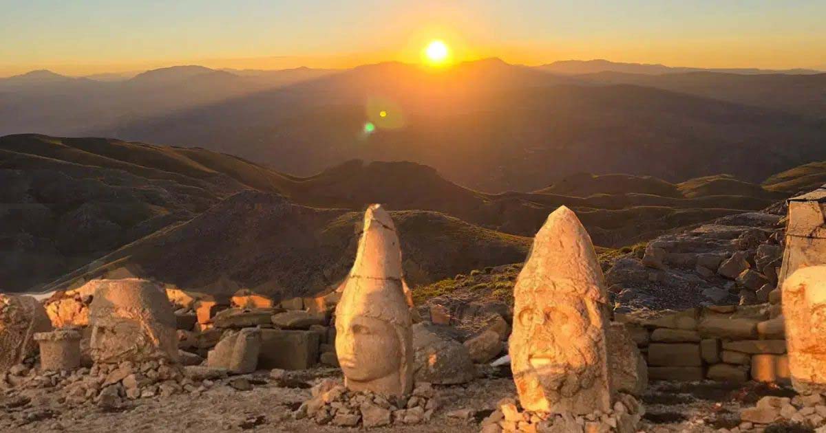 Nemrut Dağı’nda gün doğumu: gece yarısı başlayan bir gün